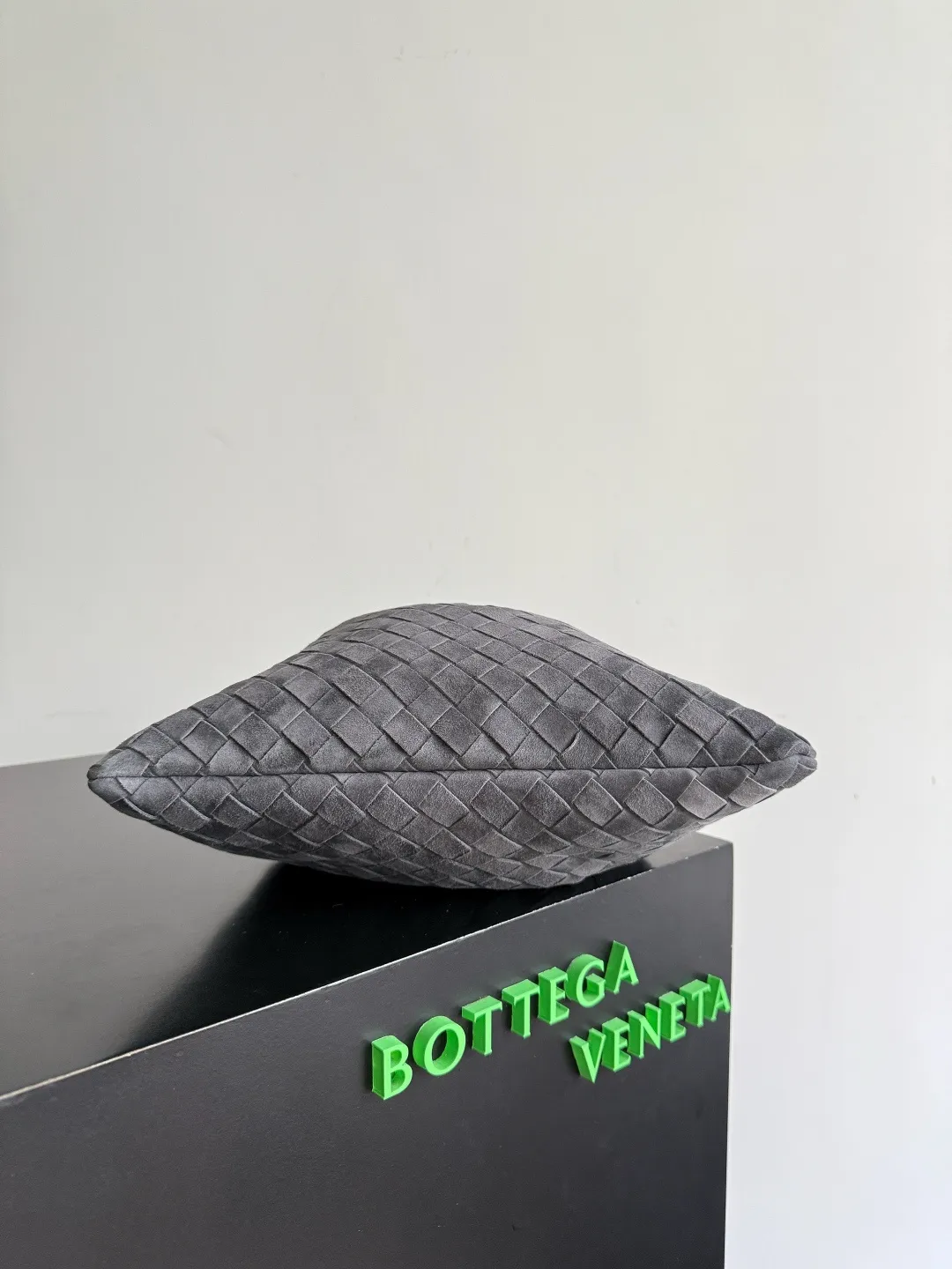 Batch 1560 Armpit bags have become a fashionable item that every girl has in their hands in recent years🛍️. The elegant and simple style has won the love of many people of different ages. However, there is an unavoidable trouble with armpit bags, that is, the capacity is too small, and BOTTEGA VENETA’s new Dustbag Considering people's travel needs, the capacity of the garbage bag has been greatly upgraded. Folding umbrellas, water bottles, and girls' makeup powder and lipstick can all be accommodated😎😎. Not only that, considering the increasing number of travel supplies, the inside of the bag is made of technical nylon material, which is very lightweight It is resistant to stains. Even if you have a lot of things when traveling, it can reduce the burden to a certain extent. The shoulder straps are designed with knots and can be changed at will. It can be used for hand holding or as the liner of a large bag. After the drawstring is drawn, it looks like a cloud bag. It is very suitable for concave styling when traveling in autumn and winter. 🙋🏻‍♀️ Style number: 796728 Size: 32*23*1cm